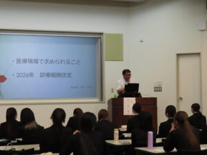 医療事務科１・２年生が医療業界の最新動向について学ぶ業界セミナーを受講しました☆ class=