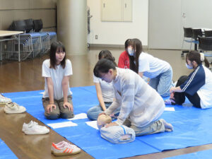 こども保育科２年生が『赤十字幼児安全法短期講習』を受講しました！ class=